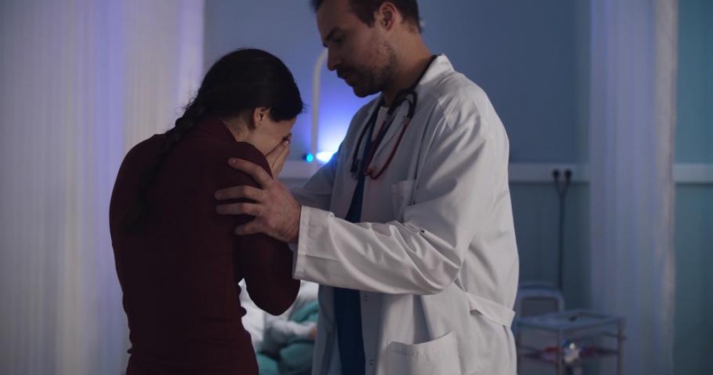 GROAZNIC // "A ieșit trupul, dar nu era niciun cap". Un medic a decapitat un bebeluş în timpul naşterii, iar asistentele au ascuns incidentul