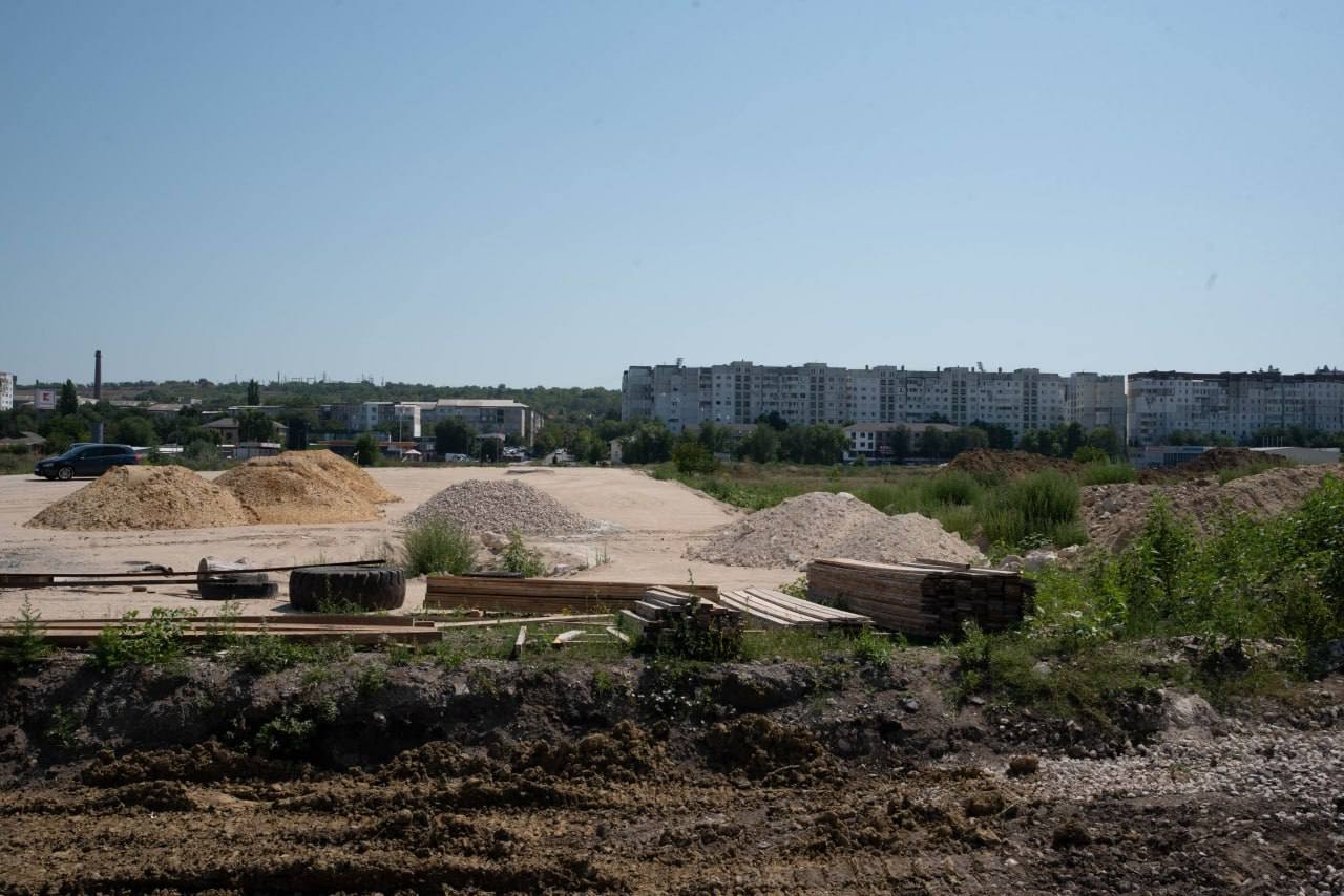 Municipiul Orhei continuă să se dezvolte. Construcția unui nou drum, care va deveni intrarea principală în oraș, este în plină desfășurare