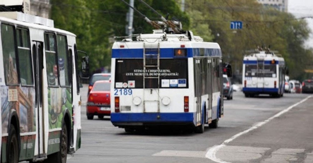 SCANDALOS // O taxatore din Chișinău a scos cu forța din troleibuz un copil care nu cunoștea limba rusă