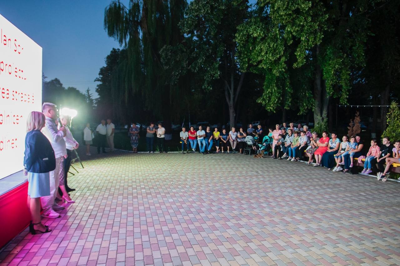 FOTO // Încă o localitate administrată de echipa lui Ilan Șor a fost iluminată