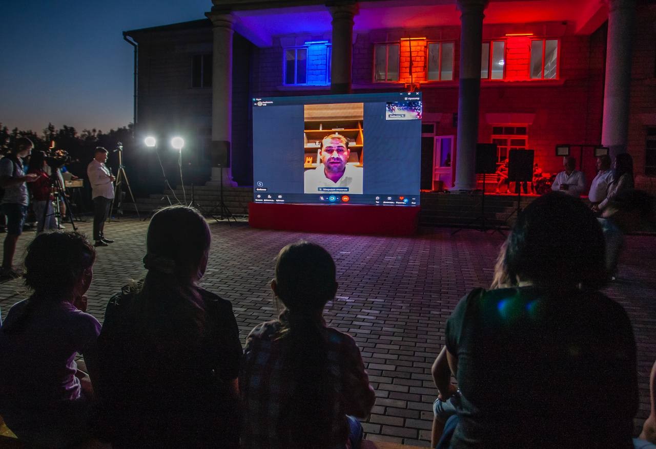 FOTO // Încă o localitate administrată de echipa lui Ilan Șor a fost iluminată