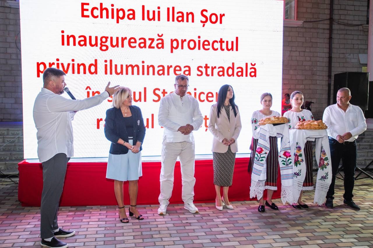 FOTO // Încă o localitate administrată de echipa lui Ilan Șor a fost iluminată
