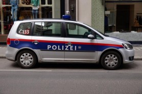 Un român de 24 de ani a încercat să muște un polițist austriac de deget, după ce a fost oprit la semafor