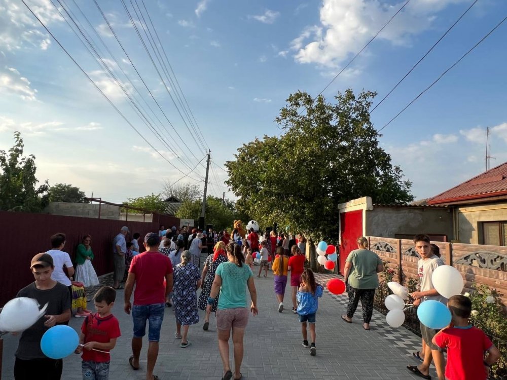 FOTO // Sărbătoare într-o localitate din Găgăuzia: Echipa lui Șor se laudă cu primul drum reparat din autonomie
