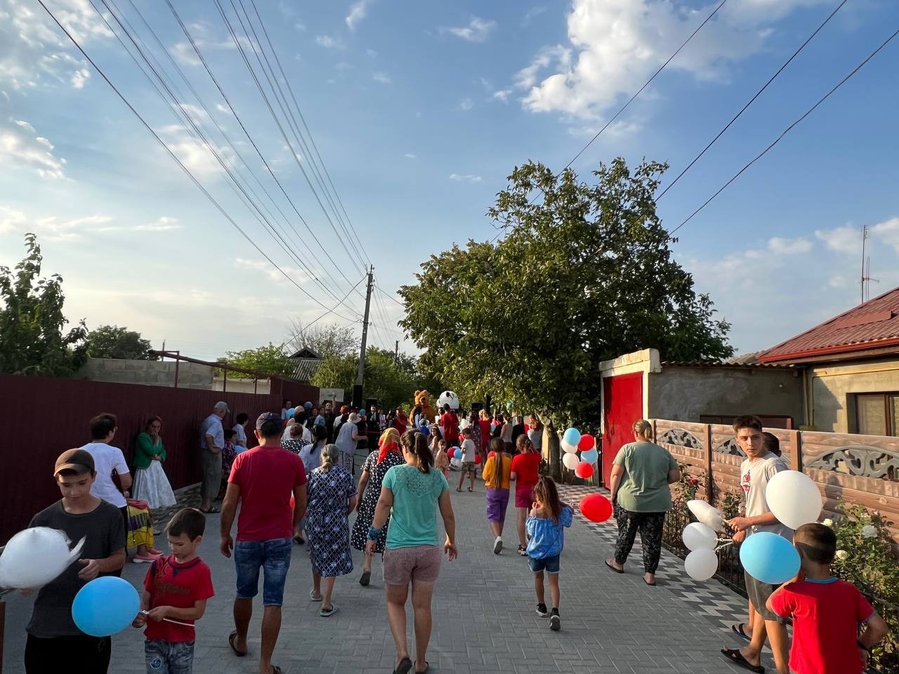 FOTO // Sărbătoare într-o localitate din Găgăuzia: Echipa lui Șor se laudă cu primul drum reparat din autonomie