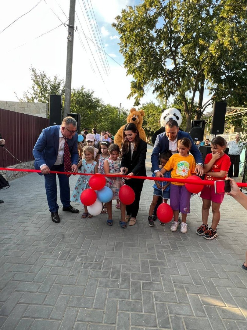FOTO // Sărbătoare într-o localitate din Găgăuzia: Echipa lui Șor se laudă cu primul drum reparat din autonomie