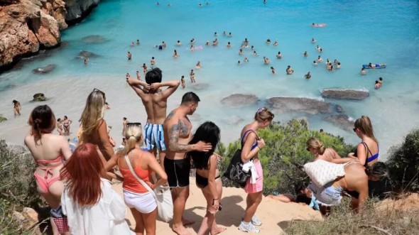 ”Atenție, cad pietre”: Cum spaniolii încearcă să alunge turiștii de pe plaje