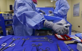 Caz bizar într-un spital din România: În timpul operației pentru hernie, medicii au descoperit că o femeie era de fapt gravidă în luna a 9-a și năștea