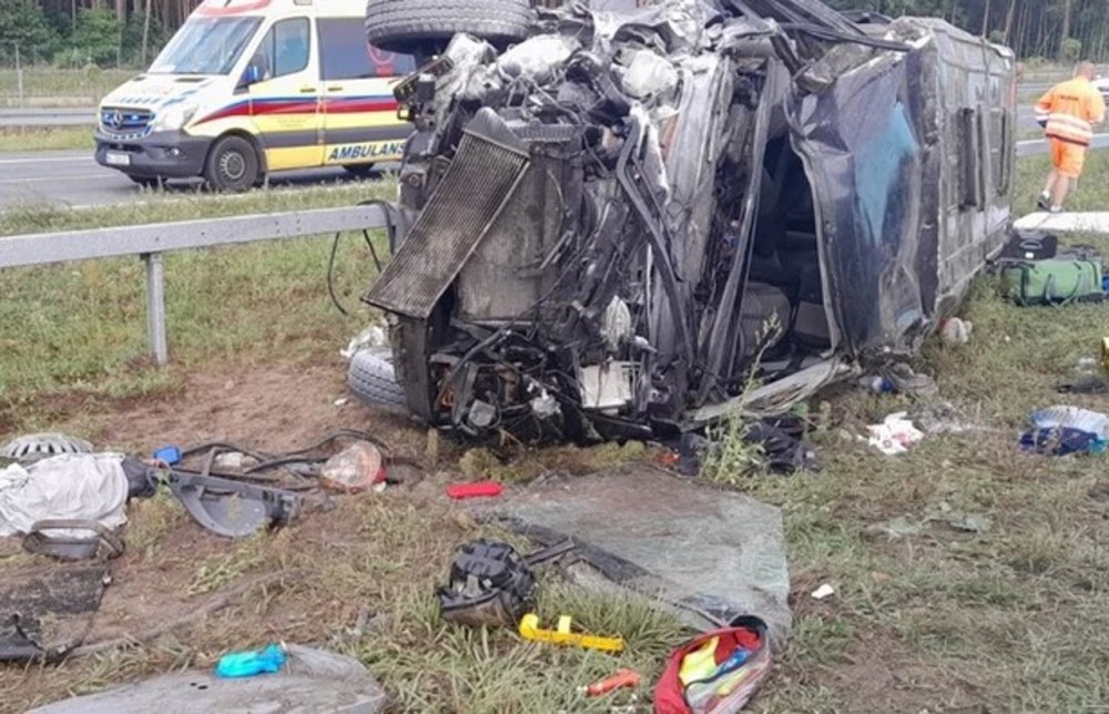 Autocar cu cetățeni moldoveni la bord, implicat într-un accident rutier în Polonia. Zece dintre aceștia au fost răniți