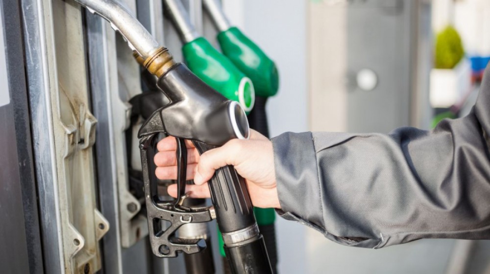 Motorina mai ieftină cu 4 bani. Cât costă benzina