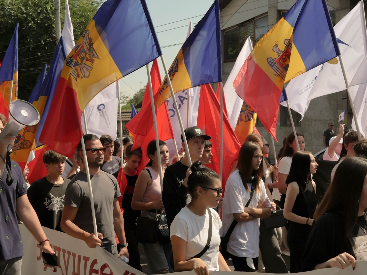 Marș organizat la Chișinău de către membrii și simpatizanții Partidului ”Renaștere”. Ce au sărbătorit