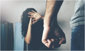 O femeie a fost înjunghiată de 107 ori, pentru că i-a fost scut de protecție mamei. Tânăra de 21 de ani voia s-o apere de loviturile tatălui vitreg