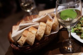 De ce trebuie să eviți pâinea gratuită la restaurant? Dezvăluirea făcută de o femeie