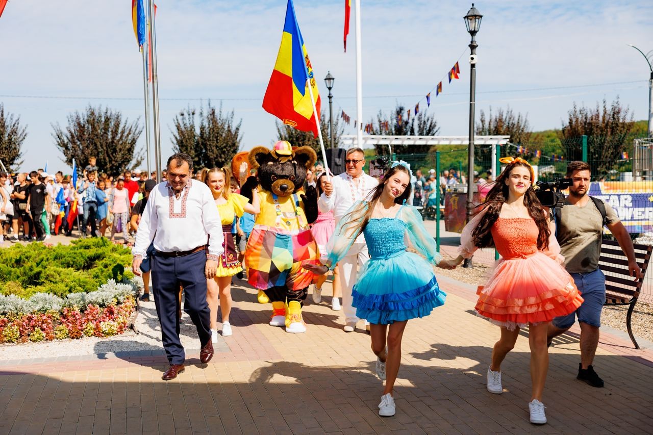FOTO // Orhei: Fanfare, costume naționale, distracții pentru copii, un târg de artă populară, concert incendiar, legendara C.C. Catch și focuri de artificii