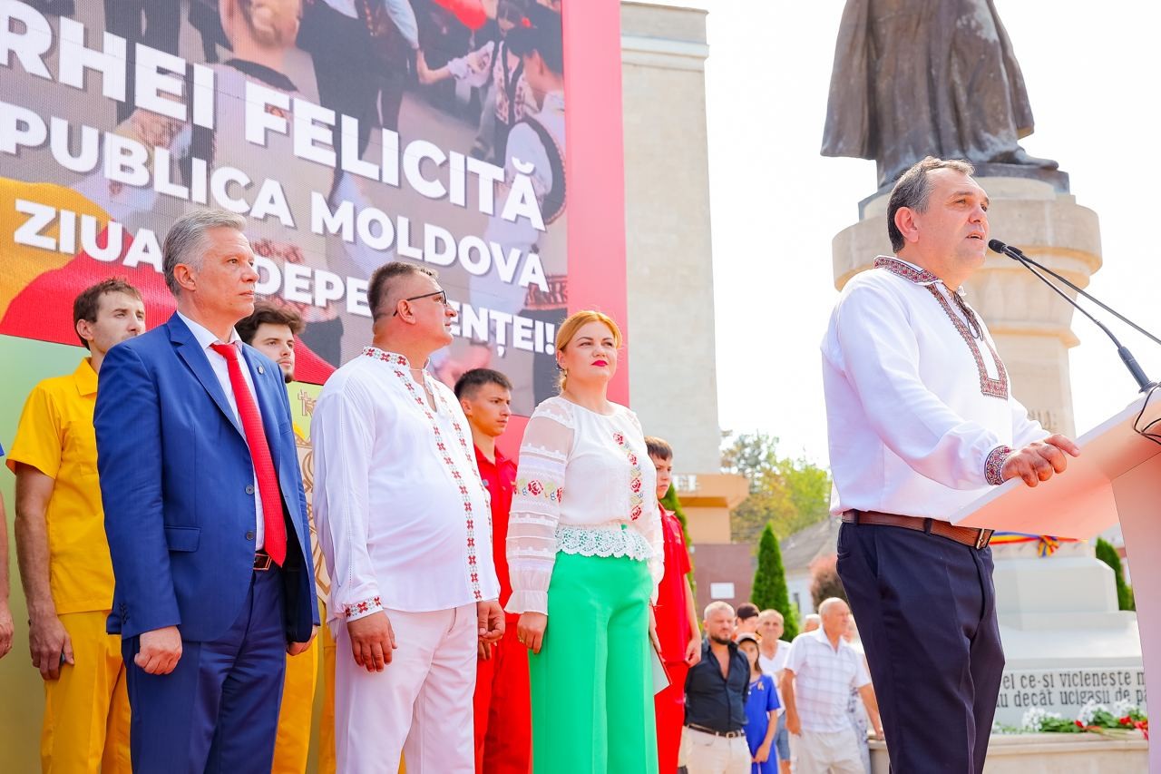 FOTO // Orhei: Fanfare, costume naționale, distracții pentru copii, un târg de artă populară, concert incendiar, legendara C.C. Catch și focuri de artificii