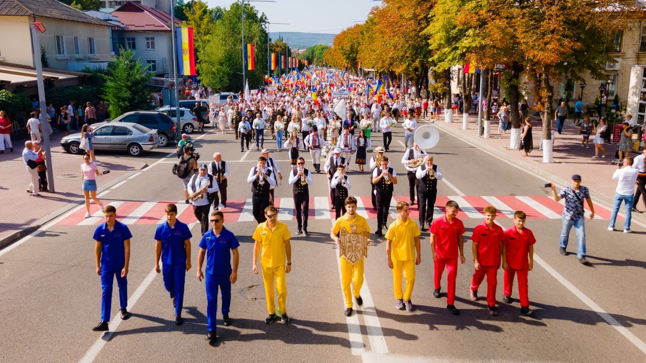 FOTO // Orhei: Fanfare, costume naționale, distracții pentru copii, un târg de artă populară, concert incendiar, legendara C.C. Catch și focuri de artificii