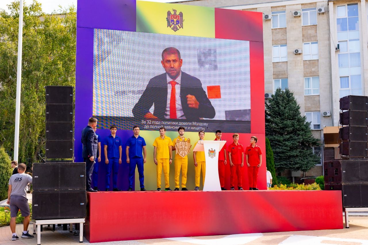 FOTO // Orhei: Fanfare, costume naționale, distracții pentru copii, un târg de artă populară, concert incendiar, legendara C.C. Catch și focuri de artificii