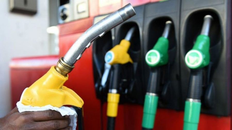 Motorina se scumpește, iar prețul la benzină scade. Cât vor costa mâine carburanții