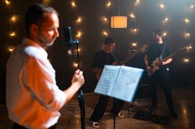 Cea mai originală felicitare de „Ziua Limbii Române”: Ambasadorul UE a cântat o piesă rock pe versurile lui Grigore Vieru
