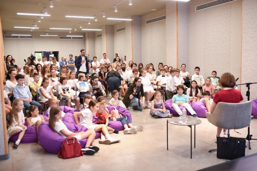 Președintele Republicii Moldova așa cum nu ai mai văzut-o: Maia Sandu, înconjurată de copii, semnând cărți micuților