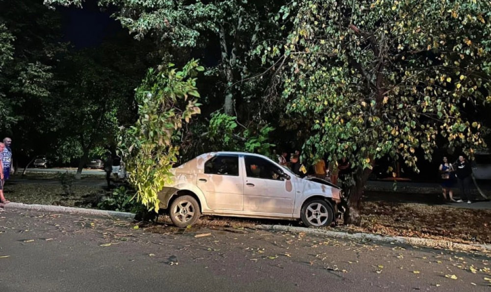 La câteva zile de la tragicul accident de la Sîngera, un polițist beat criță a intrat cu mașina într-un copac