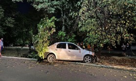 La câteva zile de la tragicul accident de la Sîngera, un polițist beat criță a intrat cu mașina într-un copac
