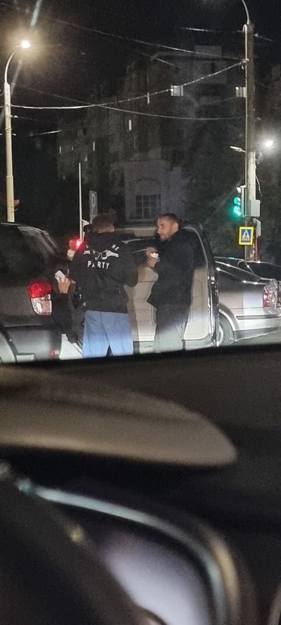 FOTO // TikTokerul Dima White a scăpat de arest și se plimbă nestingherit prin Chișinău