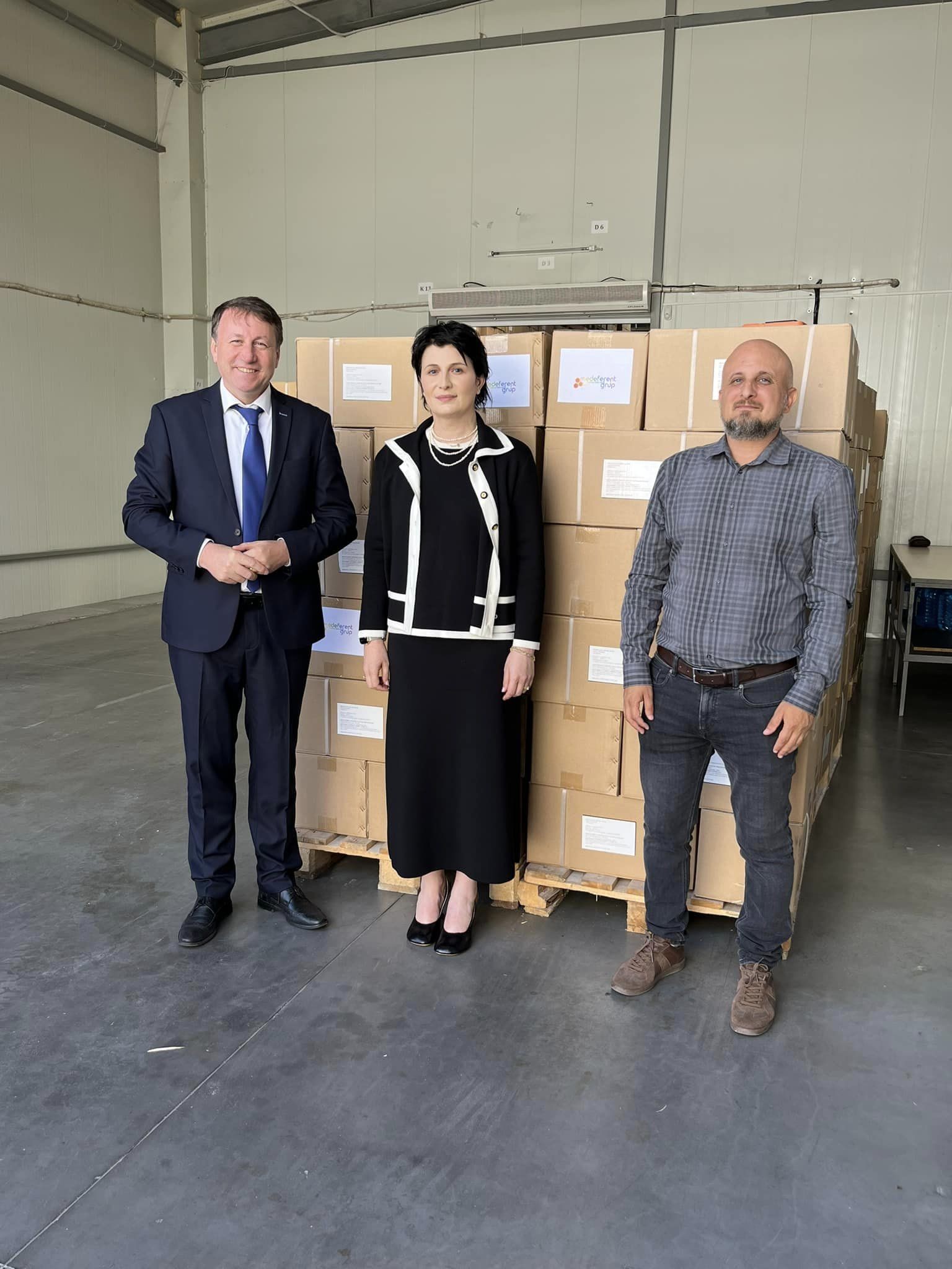 FOTO // 20 tone de medicamente au fost donate poporului ucrainean