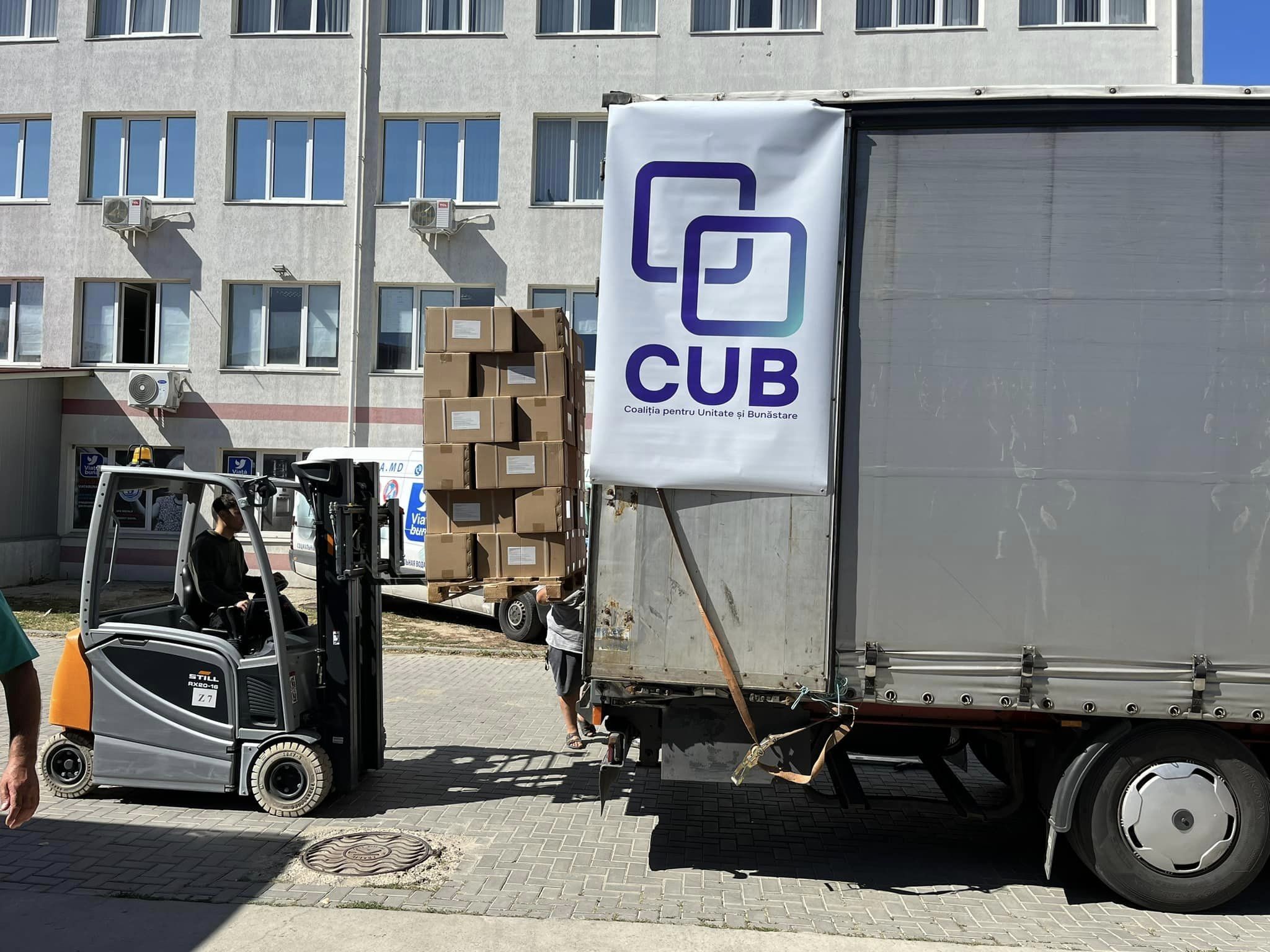 FOTO // 20 tone de medicamente au fost donate poporului ucrainean