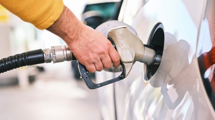 Benzina se urcă la aproape 27 de lei per litru. Cât va costa motorina