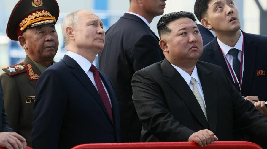 Cadouri între ”tovarăși”: Vladimir Putin și Kim Jong Un şi-au oferit în dar unul altuia câte o puşcă