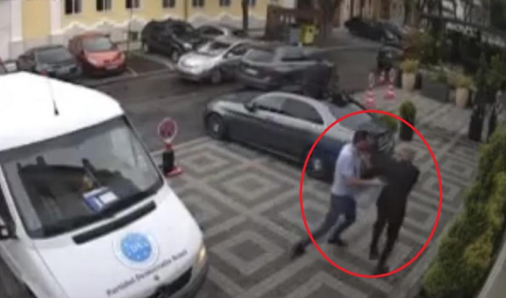 Candidat la șefia capitatei, surprins cum bate un agent de pază al unui hotel
