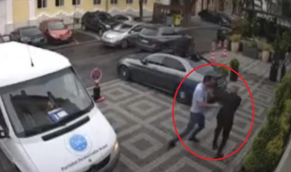 Candidat la șefia capitatei, surprins cum bate un agent de pază al unui hotel