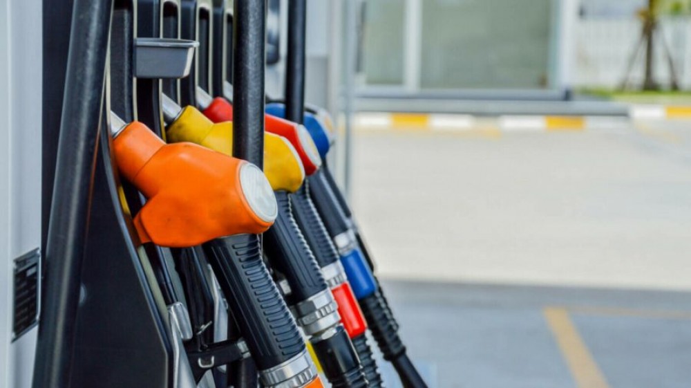 Vești bune pentru șoferi. Mâine carburanții se ieftinesc