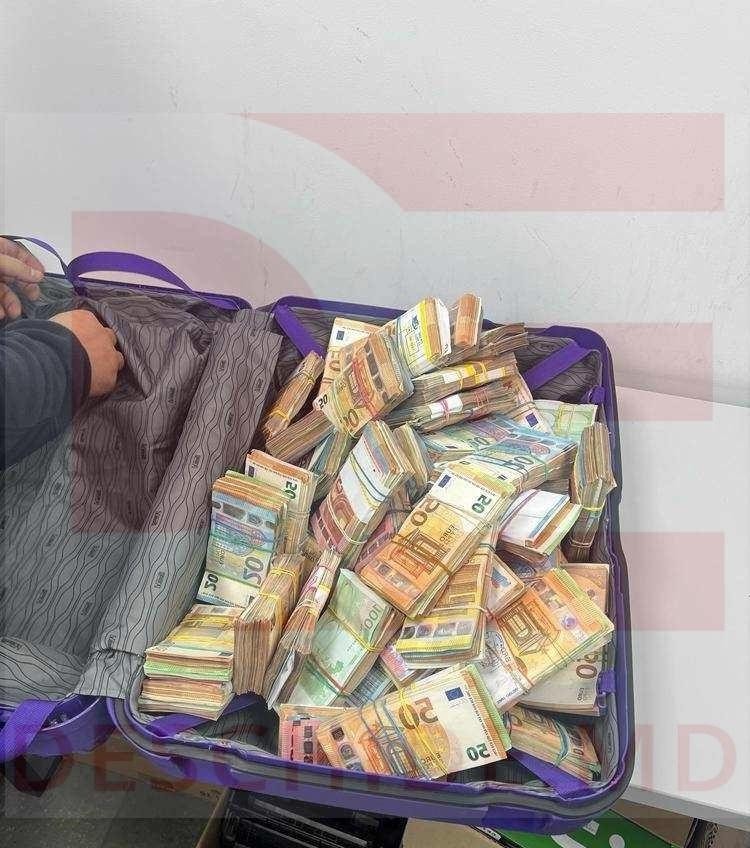 FOTO // Captură imensă la Vama Sculeni. 550 mii euro, ticsite într-o valiză