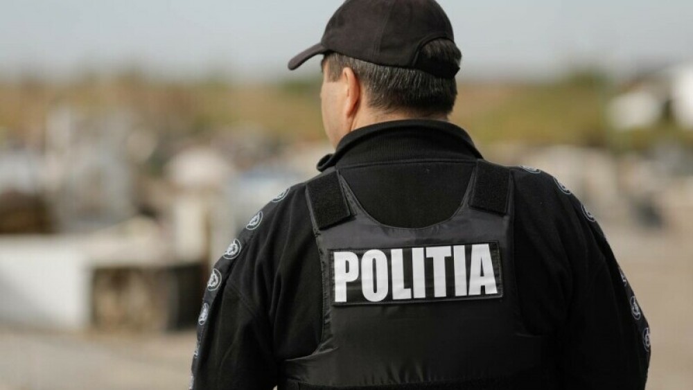 Spargere la sediul unui post de poliţie. Hoțul a furat o uniformă, a îmbrăcat-o și a fugit