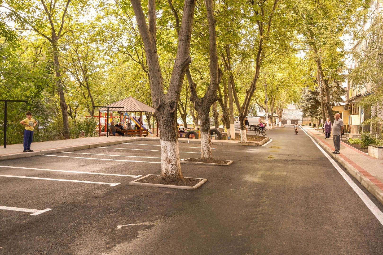 Schimbare la față în microraionul Nordic din Orhei. Trei curți arată ca și cum ar fi noi