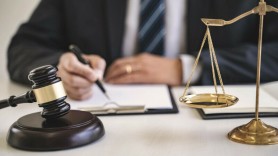 Un avocat FALS a fost arestat. Deși fără de studii, câștigase zeci de procese iar foştii clienţi i-au promis că vor apela tot la el