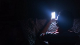Stai noapte în telefon? Obiceiul care te îngrașă