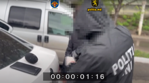 VIDEO // Șoferul unui taximetru, prins cu 0,5 kilograme de droguri în curtea unei școli din Chișinău