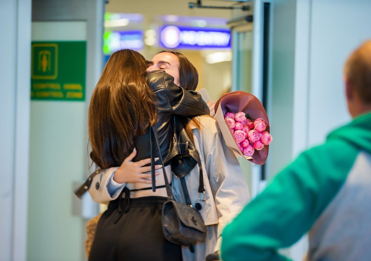 FOTO // Încă un grup de moldoveni care se aflau în Israel au ajuns acasă cu o cursă charter organizată de Șor
