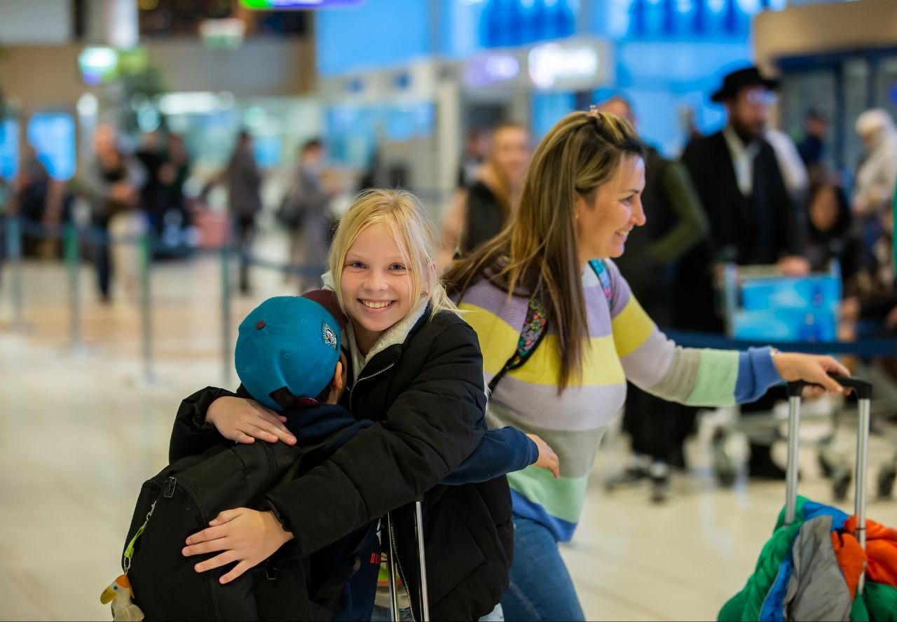 FOTO // Încă un grup de moldoveni care se aflau în Israel au ajuns acasă cu o cursă charter organizată de Șor