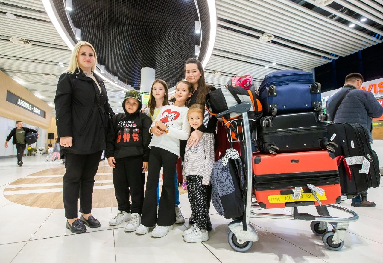 FOTO // Încă un grup de moldoveni care se aflau în Israel au ajuns acasă cu o cursă charter organizată de Șor