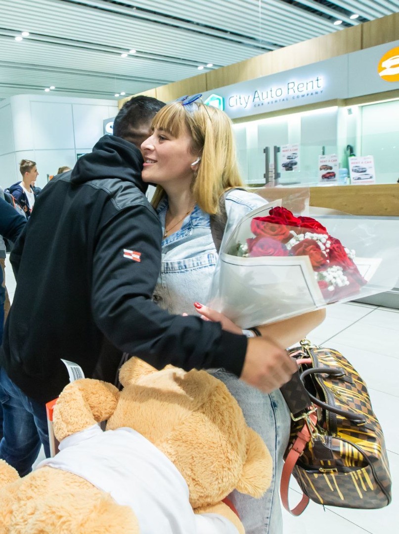 FOTO // Încă un grup de moldoveni care se aflau în Israel au ajuns acasă cu o cursă charter organizată de Șor
