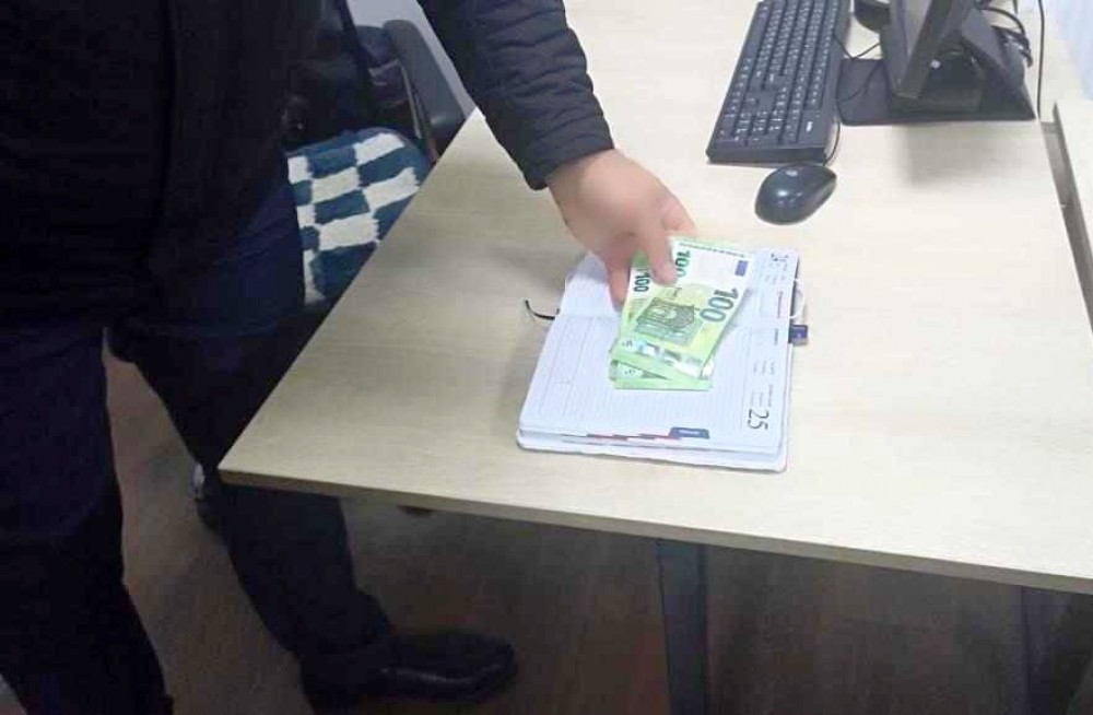 Un bărbat din nordul țării a fost reținut în flagrant pentru coruperea unui ofițer de poliție