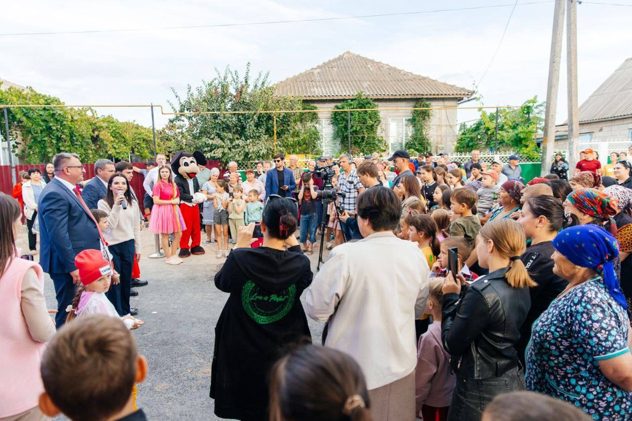 FOTO // Proiect de modernizarea satului Cotovscoe: Un kilometru din strada centrală, asfaltat de echipa Evgheniei Guțul, cu sprijinul lui Ilan Șor