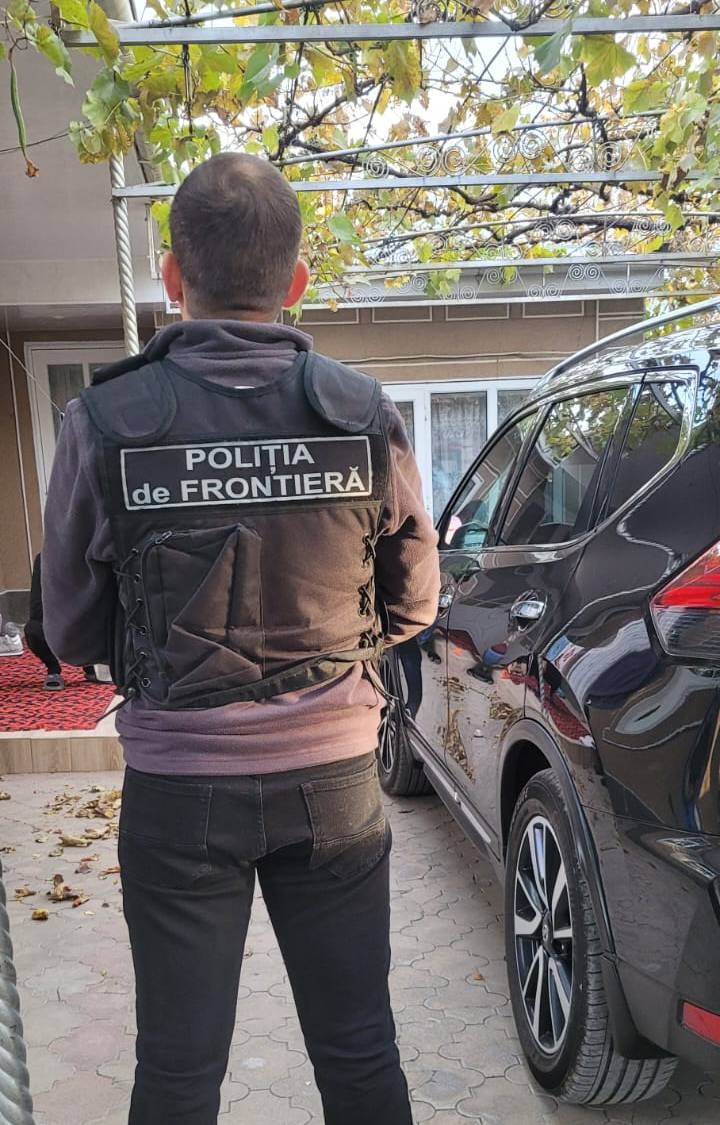 Gospodăria unui bănuit în organizarea migrației ilegale, percheziționată