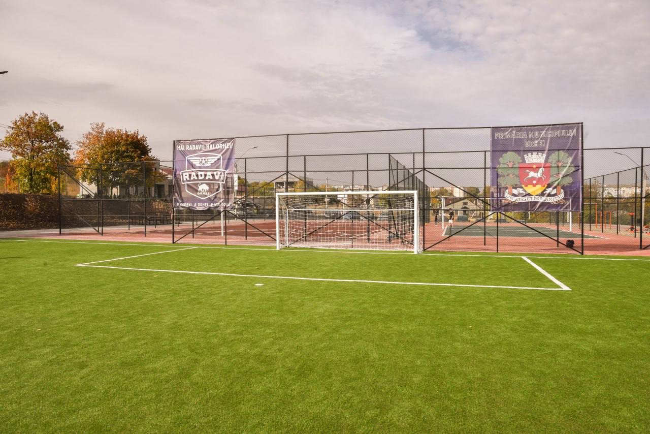 FOTO // Un nou complex sportiv inaugurat la Orhei în sectorul Lupoaica: Investițiile în sănătatea și educația tinerilor vor continua