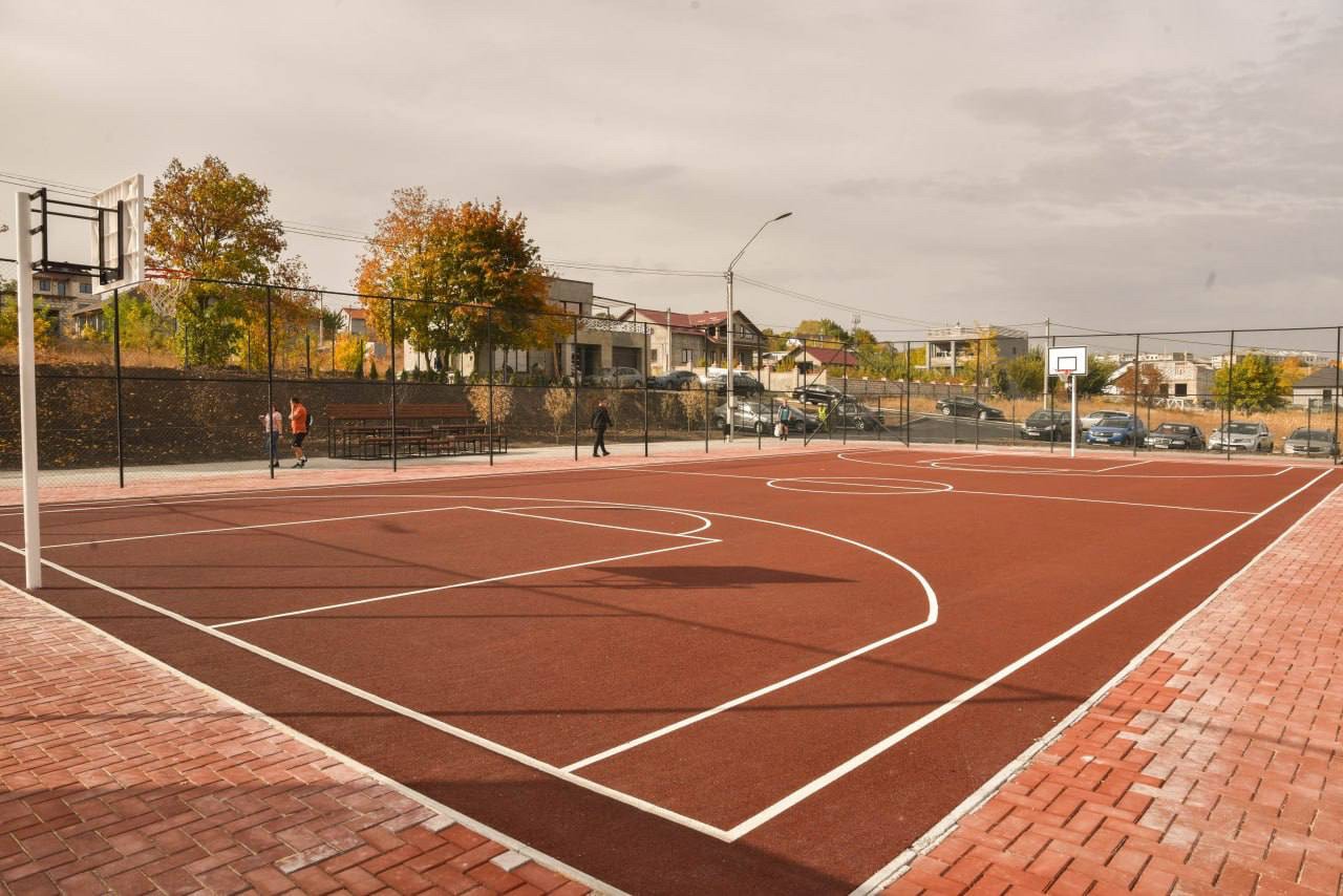 FOTO // Un nou complex sportiv inaugurat la Orhei în sectorul Lupoaica: Investițiile în sănătatea și educația tinerilor vor continua
