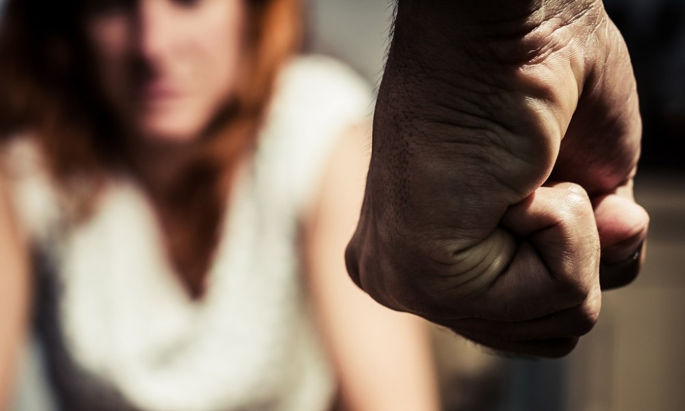 O femeie, împreună cu concubinul ei și-a agresat mama și fiul. Ce pedeapsă au primit